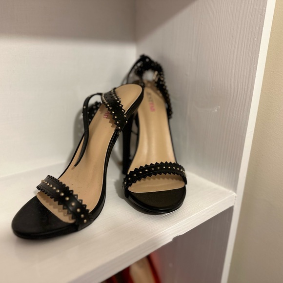 US 10, black strap heels 👠 they need to be worn and shown off - Picture 1 of 3